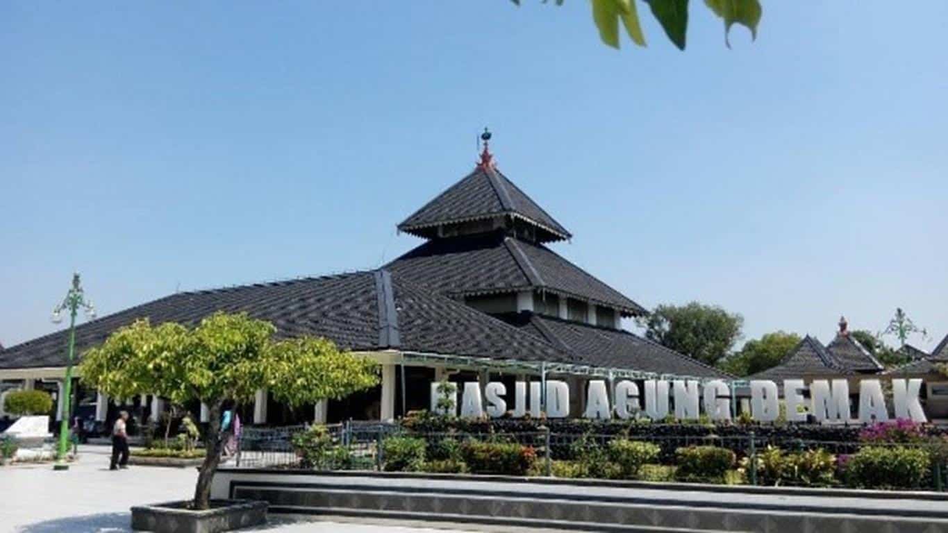 Masjid Agung Demak (Copy), 1. Masjid Agung Demak, 2. Piring Campa, 3. Bedug dan Kentongan, 4. Pintu Bledeg, 5. Dampar Kencana, 6. Maksurah, 7. Soko Guru atau Soko Tatal, 8. Mihrab, 9. Situs Kolam Wudlu, 10. Makam Sunan Kalijaga