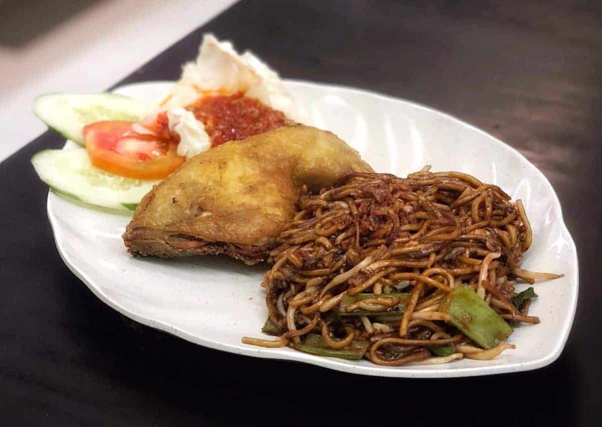 Mie Goreng Brunei, 1. Ambuyat, 2. Nasi Katok, 3. Pulut Panggang, 4. Hati Buyah, 5. Bamboo Chicken, 6. Soto Brunei, 7. Kuih Bahulu, 8. Belutak, 9. Kelupis, 10. Mie Goreng Brunei