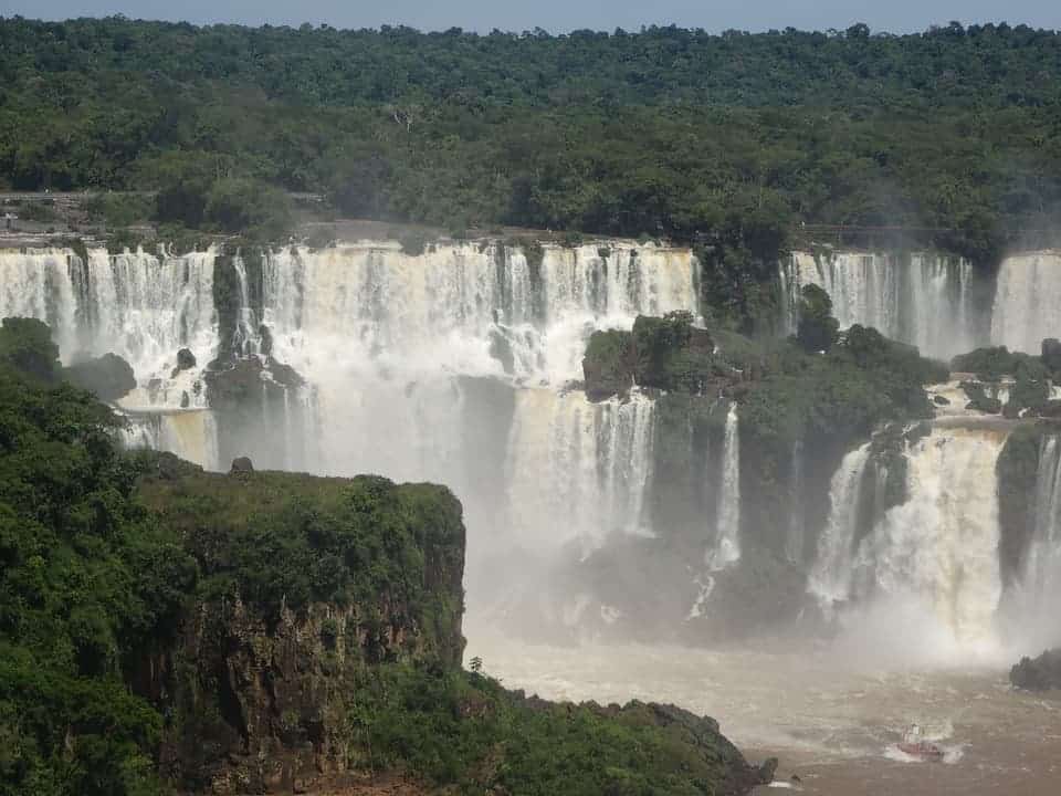 Air Terjun Iguazu, 1. Sugar Loaf, 2. Cristo Redentor, 3. Karnaval Rio de Janeiro, 4. Air Terjun Iguazu, 5. Copacabana, 6. Hutan Hujan Amazon, 7. Pelourinho, 8. Pantai Pernambuco, 9. Belo Horizonte, 10. Museum Kesenian Sao Paulo