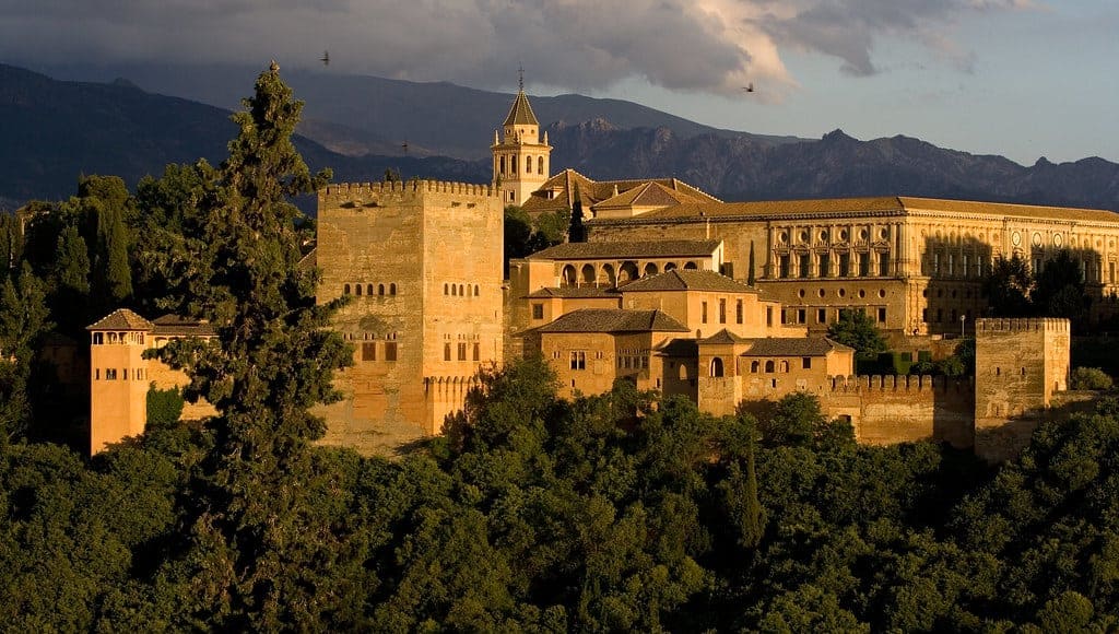 Istana Alhambra, 1. Alhambra, 2. Masjid Kordoba, 3. Sagrada Familia, 4. Paseo del Arte, 5. San Lorenzo de El Escorial, 6. Museum Guggenheim, 7. Plaza Mayor, 8. Ciudad de las Artes y las Ciencias, 9. La Rambla, 10. El Teide
