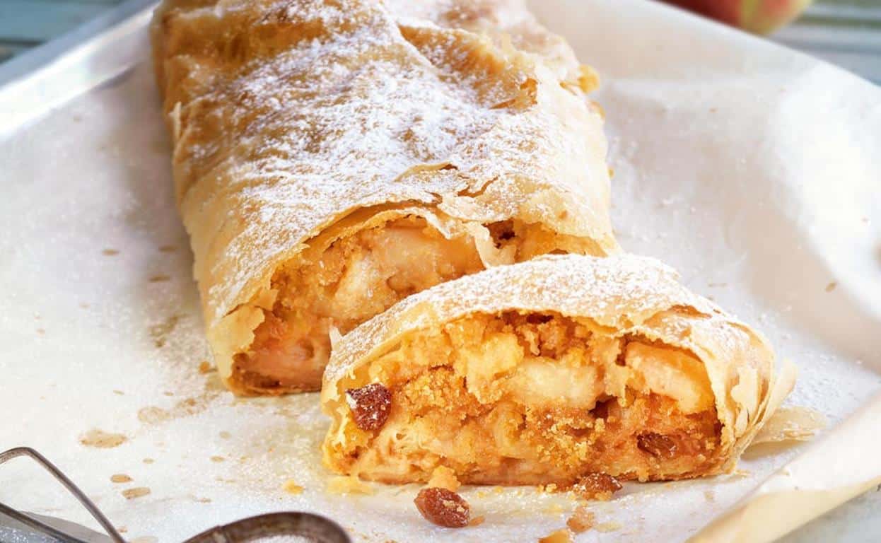 Apfelstrudel (Copy), 1. Bratwurst, 2. Gulaschuppe, 3. Falscher Hase, 4. Kartoffelsalat, 5. Sauerkraut, 6. Wiener Schnitzel, 7. Apfelstrudel, 8. Bienenstich, 9. Lebkuchen, 10. Bretzel