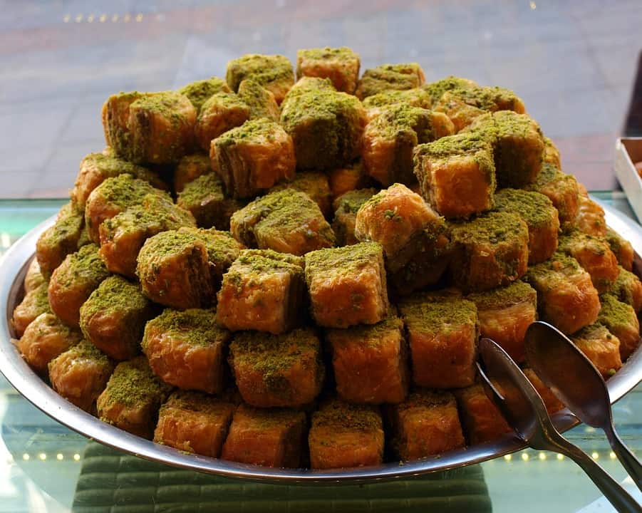 Baklava, 1. Turkish Delight, 2. Baklava, 3. Aprikot Kering, 4.  Kopi Turki, 5. Minyak Zaitun, 6. Rempah-Rempah Turki, 7. Sucuk, 8. Keramik Turki, 9. Sutra Turki, 10. Souvenir Kucing