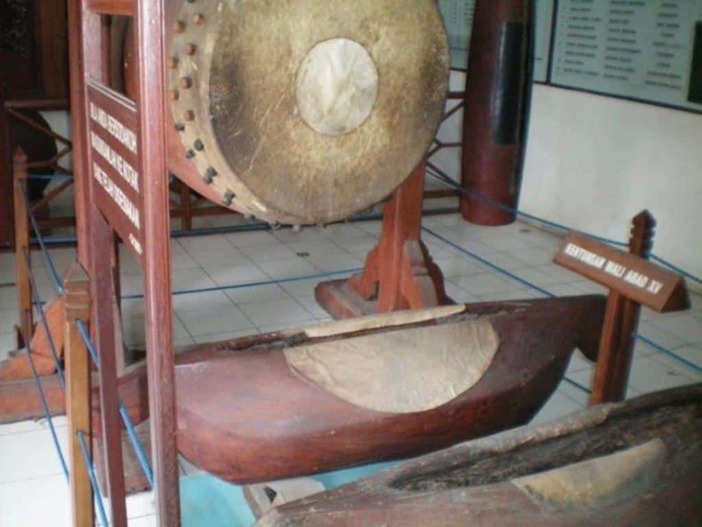 Bedug dan Kentongan (Copy), 1. Masjid Agung Demak, 2. Piring Campa, 3. Bedug dan Kentongan, 4. Pintu Bledeg, 5. Dampar Kencana, 6. Maksurah, 7. Soko Guru atau Soko Tatal, 8. Mihrab, 9. Situs Kolam Wudlu, 10. Makam Sunan Kalijaga