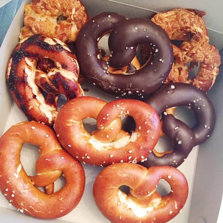 Bretzel (Copy), 1. Bratwurst, 2. Gulaschuppe, 3. Falscher Hase, 4. Kartoffelsalat, 5. Sauerkraut, 6. Wiener Schnitzel, 7. Apfelstrudel, 8. Bienenstich, 9. Lebkuchen, 10. Bretzel
