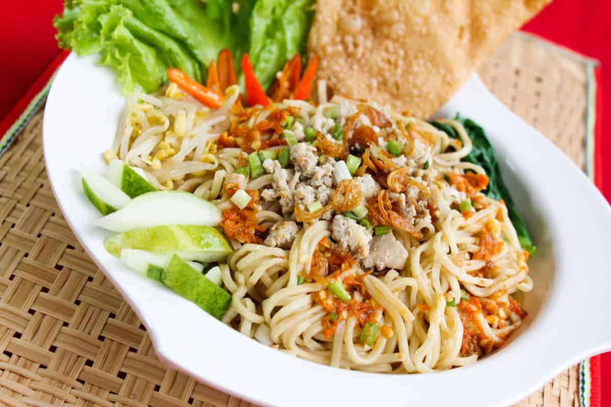 Cwie Mie, 1. Bakso Malang, 2. Orem-orem, 3. Cwie Mie, 4. Rawon, 5. Sate Kelinci, 6. Tempe Mendol, 7. Pecel Pincuk, 8. Sego Goreng Mawut, 9. Angsle, 10. Ketan Bubuk