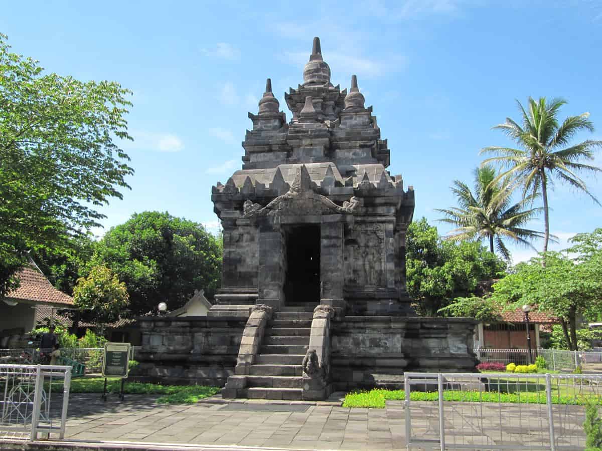 Candi Pawon, 1. Candi Mendut, 2. Gereja Ayam (Bukit Rhema), 3. Punthuk Setumbu, 4. Candi Pawon, 5. Ketep Pass, 6. Air Terjun Kedung Kayang, 7. Pinusan Kragilan, 8. Taman Kyai Langgeng, 9. Pemandian Air Hangat Candi Umbul, 10. Desa Wisata Candirejo
