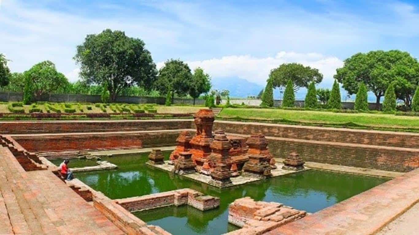 Candi Tikus (Copy), 1. Candi Tikus, 2. Candi Sukuh, 3. Candi Brahu, 4. Candi Bajang Ratu, 5. Candi Wringin Lawang, 6. Candi Pari, 7. Prasasti Kudadu, 8. Kitab Negarakertagama, 9. Kitab Sutasoma, 10. Arca Emas Majapahit