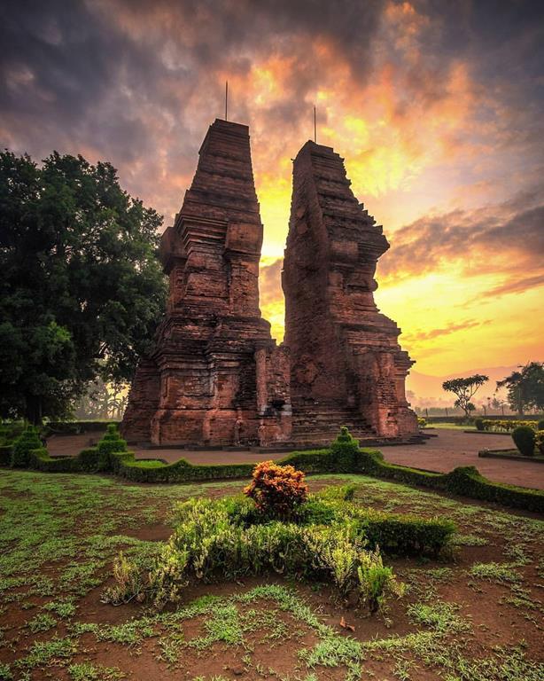 Candi Wringin Lawang (Copy), 1. Candi Tikus, 2. Candi Sukuh, 3. Candi Brahu, 4. Candi Bajang Ratu, 5. Candi Wringin Lawang, 6. Candi Pari, 7. Prasasti Kudadu, 8. Kitab Negarakertagama, 9. Kitab Sutasoma, 10. Arca Emas Majapahit