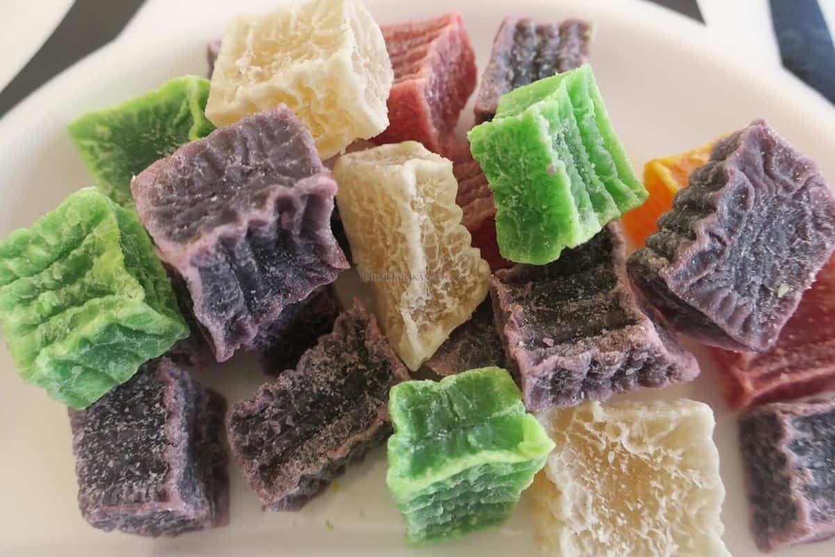Dodol Rumput Laut, 1. Mutiara, 2. Dodol Rumput Laut, 3. Kain Songket Sasak, 4. Telur Asin Bakar, 5. Anyaman Ketak, 6. Tuak Manis Lombok, 7. Kendi Maling, 8. Susu Kuda Liar, 9. Kerajinan Cukli, 10. Terasi Lombok