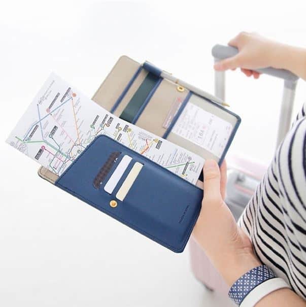 Dokumen Perjalanan, 1. Dokumen Perjalanan, 2. Uang Tunai, 3. Gadget Traveling, 4. Pakaian yang Nyaman, 5. Alas Kaki Ringan, 6. Sunscreen atau Sunblock, 7. Topi dan Kacamata Hitam, 8. Payung, 10. Koper Tambahan