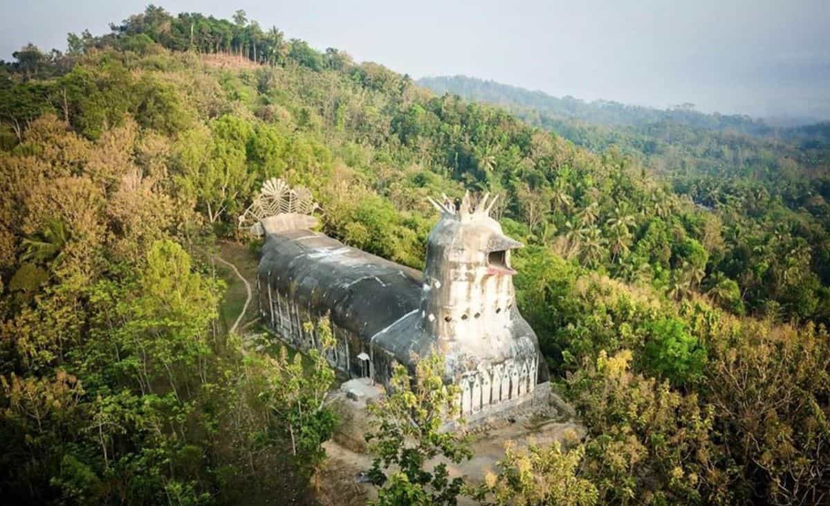 Gereja Ayam, 1. Candi Mendut, 2. Gereja Ayam (Bukit Rhema), 3. Punthuk Setumbu, 4. Candi Pawon, 5. Ketep Pass, 6. Air Terjun Kedung Kayang, 7. Pinusan Kragilan, 8. Taman Kyai Langgeng, 9. Pemandian Air Hangat Candi Umbul, 10. Desa Wisata Candirejo