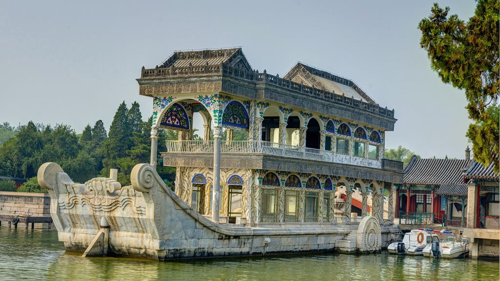 Istana Musim Panas, 1. Kota Terlarang, 2. Tembok Besar Tiongkok, 3. Lapangan Tiananmen, 4. Kuil Surga, 5. Istana Musim Panas, 6. Kuil Yonghe, 7. Museum Capital, 8. Taman Beihai, 9. Kebun Binatang Beijing, 10. Museum Nasional Tiongkok