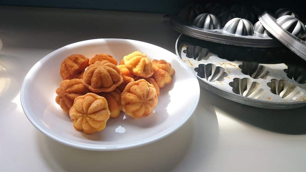 Kuih Bahulu, 1. Ambuyat, 2. Nasi Katok, 3. Pulut Panggang, 4. Hati Buyah, 5. Bamboo Chicken, 6. Soto Brunei, 7. Kuih Bahulu, 8. Belutak, 9. Kelupis, 10. Mie Goreng Brunei