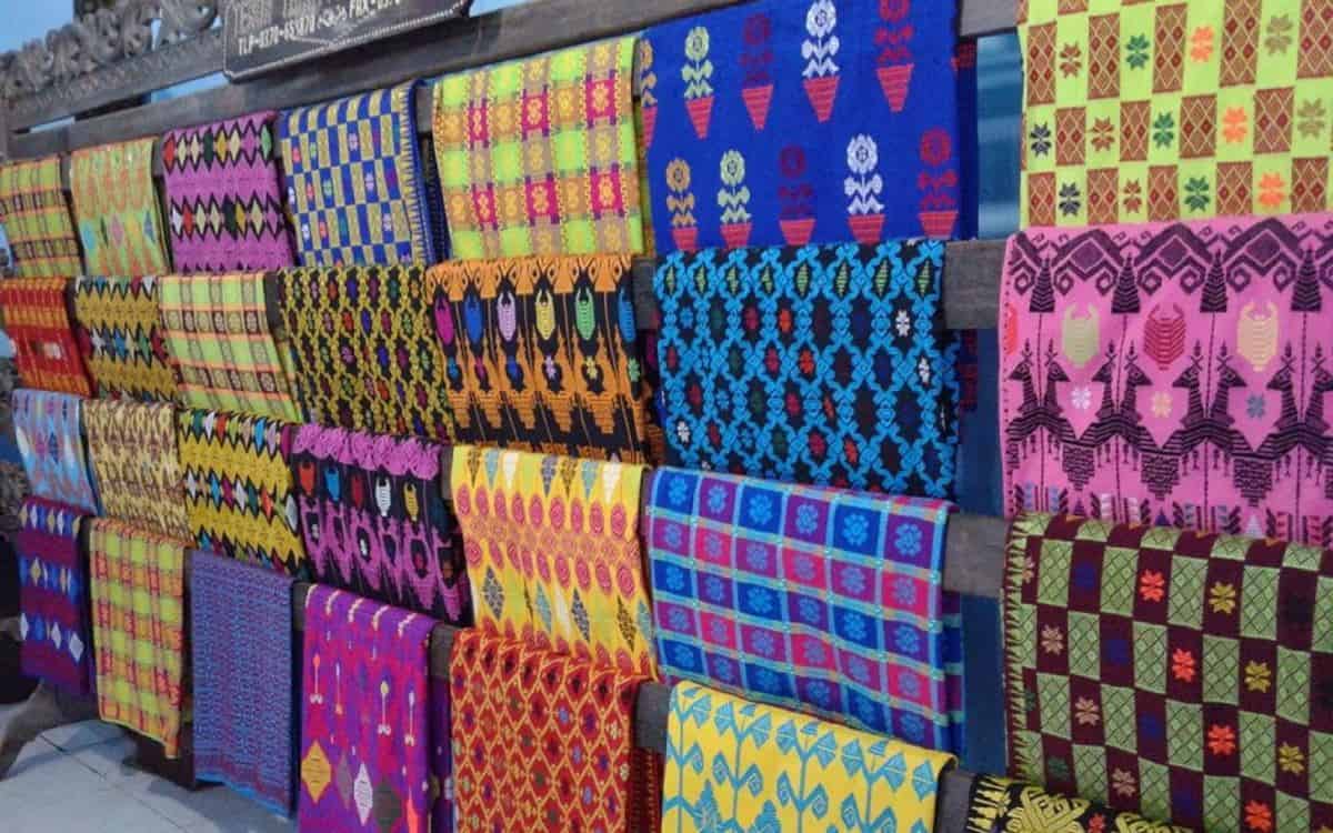Kain Songket Sasak, 1. Mutiara, 2. Dodol Rumput Laut, 3. Kain Songket Sasak, 4. Telur Asin Bakar, 5. Anyaman Ketak, 6. Tuak Manis Lombok, 7. Kendi Maling, 8. Susu Kuda Liar, 9. Kerajinan Cukli, 10. Terasi Lombok