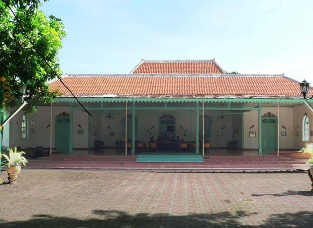 Keraton Kacirebonan (Copy), 1. Keraton Kasepuhan Cirebon, 2. Keraton Kacirebonan, 3. Keraton Kanoman, 4. Keraton Keprabon, 5. Makam Sunan Gunung Jati, 6. Masjid Sang Cipta Rasa, 7. Kereta Singa Barong Kasepuhan, 8. Mande Pengiring, 9. Mande Karesmen, 10. Patung Singa Putih
