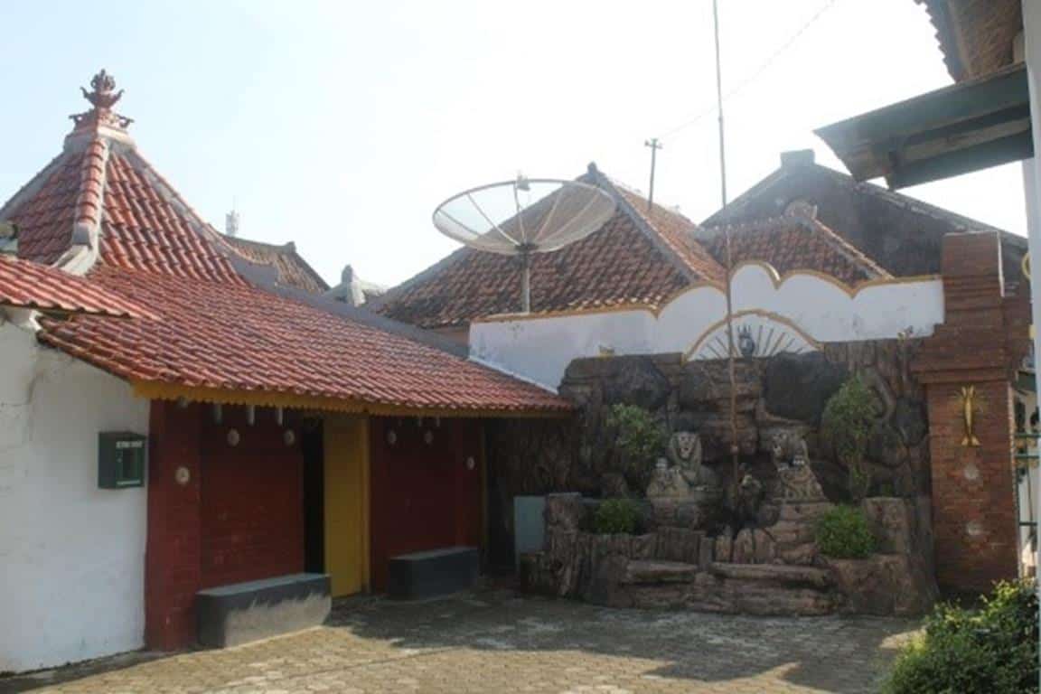 Keraton Keprabon (Copy), 1. Keraton Kasepuhan Cirebon, 2. Keraton Kacirebonan, 3. Keraton Kanoman, 4. Keraton Keprabon, 5. Makam Sunan Gunung Jati, 6. Masjid Sang Cipta Rasa, 7. Kereta Singa Barong Kasepuhan, 8. Mande Pengiring, 9. Mande Karesmen, 10. Patung Singa Putih