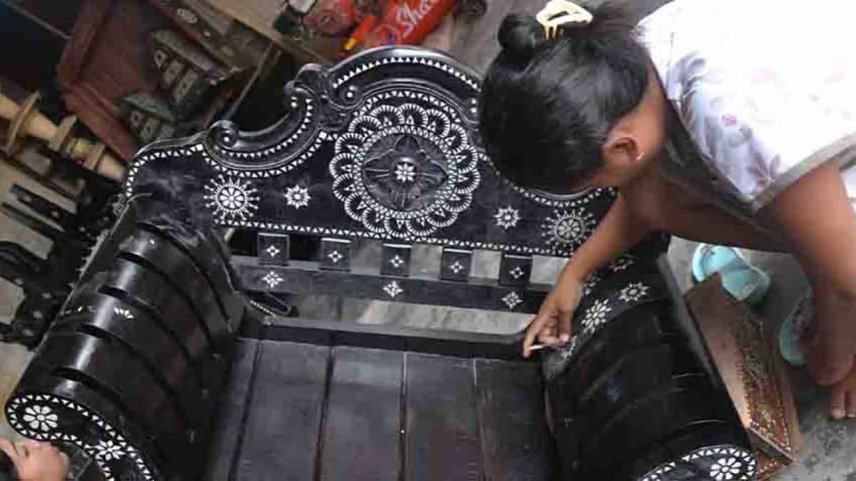 Kerajinan Cukli, 1. Mutiara, 2. Dodol Rumput Laut, 3. Kain Songket Sasak, 4. Telur Asin Bakar, 5. Anyaman Ketak, 6. Tuak Manis Lombok, 7. Kendi Maling, 8. Susu Kuda Liar, 9. Kerajinan Cukli, 10. Terasi Lombok
