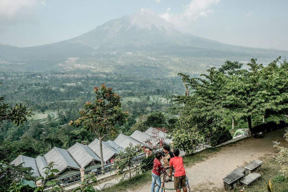 Ketep Pass, 1. Candi Mendut, 2. Gereja Ayam (Bukit Rhema), 3. Punthuk Setumbu, 4. Candi Pawon, 5. Ketep Pass, 6. Air Terjun Kedung Kayang, 7. Pinusan Kragilan, 8. Taman Kyai Langgeng, 9. Pemandian Air Hangat Candi Umbul, 10. Desa Wisata Candirejo