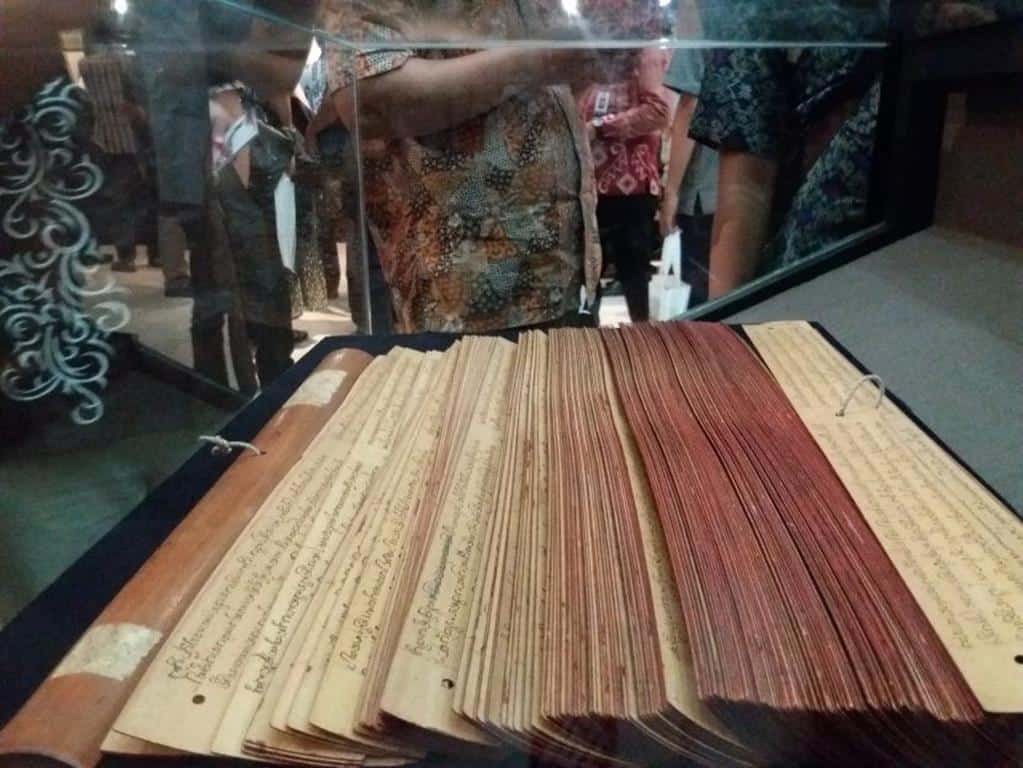 Kitab Sutasoma (Copy), 1. Candi Tikus, 2. Candi Sukuh, 3. Candi Brahu, 4. Candi Bajang Ratu, 5. Candi Wringin Lawang, 6. Candi Pari, 7. Prasasti Kudadu, 8. Kitab Negarakertagama, 9. Kitab Sutasoma, 10. Arca Emas Majapahit