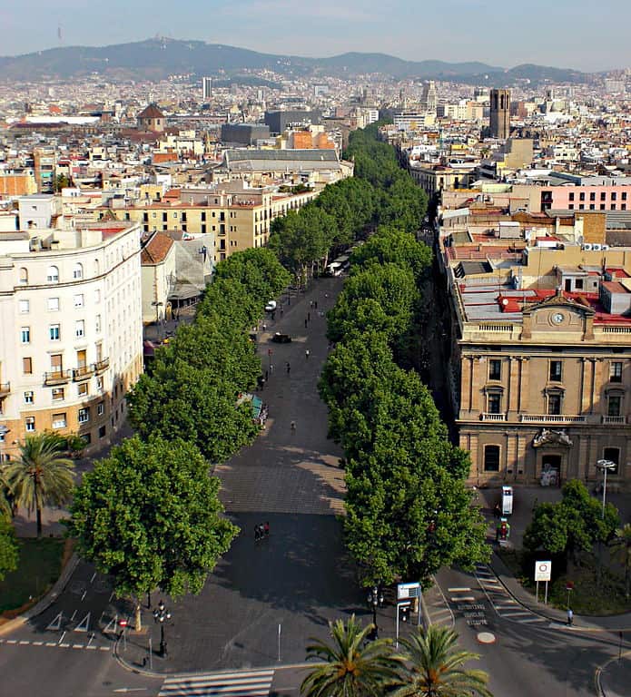 La Rambla, 1. Alhambra, 2. Masjid Kordoba, 3. Sagrada Familia, 4. Paseo del Arte, 5. San Lorenzo de El Escorial, 6. Museum Guggenheim, 7. Plaza Mayor, 8. Ciudad de las Artes y las Ciencias, 9. La Rambla, 10. El Teide