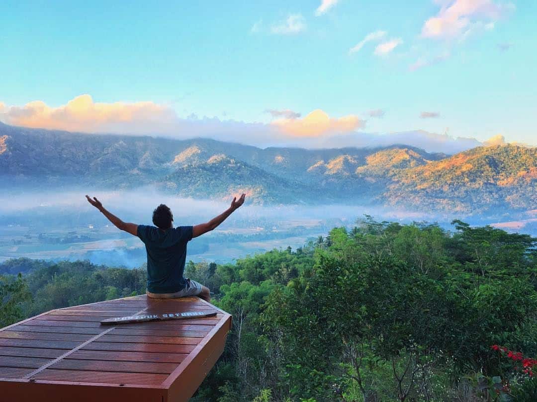 Punthuk Setumbu, 1. Candi Mendut, 2. Gereja Ayam (Bukit Rhema), 3. Punthuk Setumbu, 4. Candi Pawon, 5. Ketep Pass, 6. Air Terjun Kedung Kayang, 7. Pinusan Kragilan, 8. Taman Kyai Langgeng, 9. Pemandian Air Hangat Candi Umbul, 10. Desa Wisata Candirejo