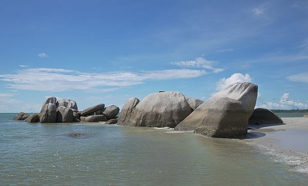 Pantai Romodong, 1. Pantai Parai Tenggiri, 2. Pantai Romodong, 3. Pantai Penyusuk, 4. Pantai Tikus, 5. Pantai Tanjung Tinggi, 6. Pantai Tanjung Kelayang, 7. Pantai Pasir Padi, 8. Pantai Serdang, 10. Pantai Tongaci