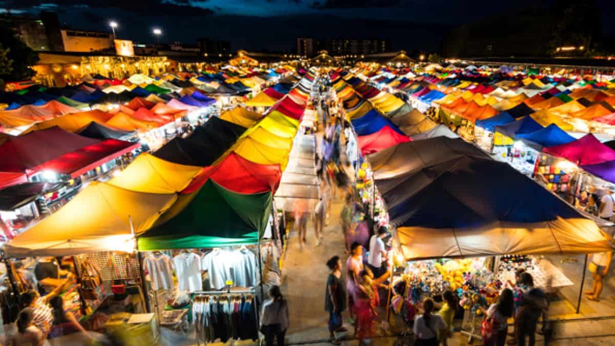 Pasar Kreneng, 1. Bali Safari & Marine Park, 2. Patung Catur Muka, 3. Pantai Kedonganan, 4. Sindhu Night Market, 5. Garuda Wisnu Kencana (GWK) Cultural Park, 6. La Favela, 7. Pasar Kreneng, 8. Pantai Kuta, 9. Omnia, 10. Pura Luhur Uluwatu