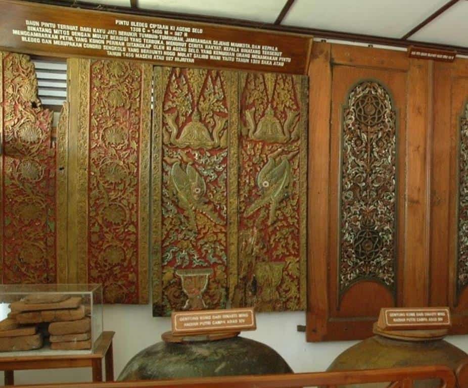 Pintu bledeg (Copy), 1. Masjid Agung Demak, 2. Piring Campa, 3. Bedug dan Kentongan, 4. Pintu Bledeg, 5. Dampar Kencana, 6. Maksurah, 7. Soko Guru atau Soko Tatal, 8. Mihrab, 9. Situs Kolam Wudlu, 10. Makam Sunan Kalijaga