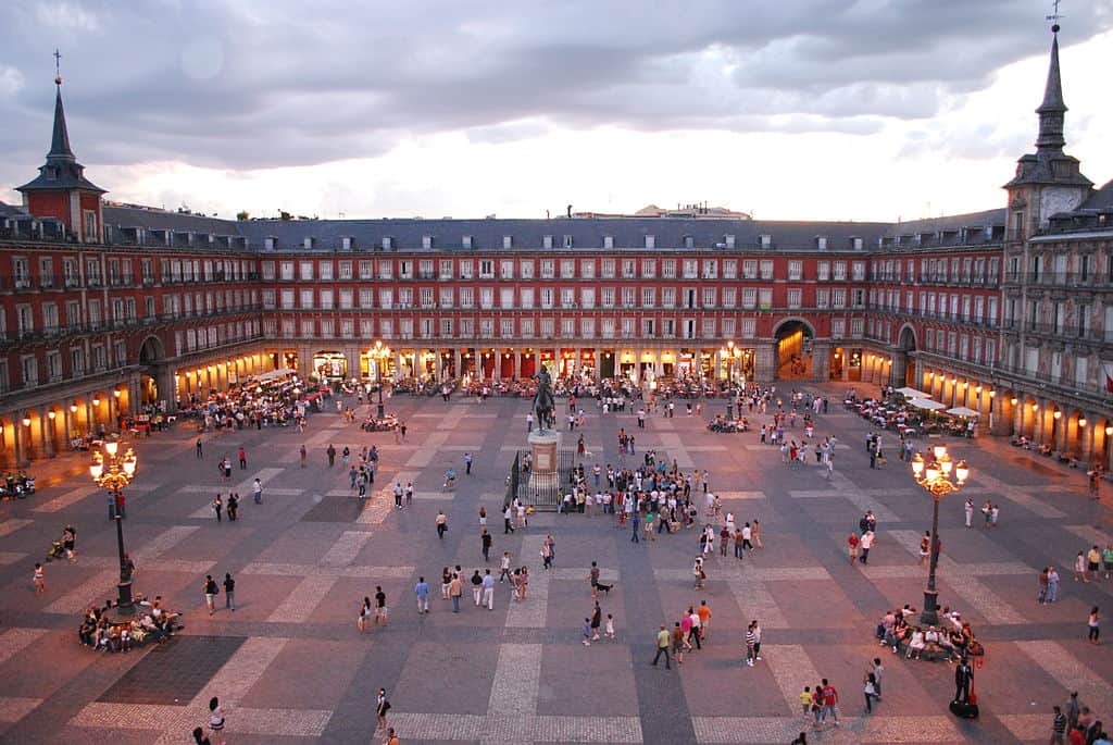 Plaza Mayor, 1. Alhambra, 2. Masjid Kordoba, 3. Sagrada Familia, 4. Paseo del Arte, 5. San Lorenzo de El Escorial, 6. Museum Guggenheim, 7. Plaza Mayor, 8. Ciudad de las Artes y las Ciencias, 9. La Rambla, 10. El Teide