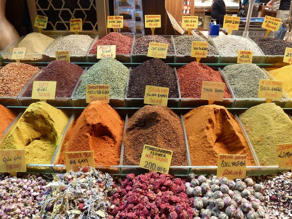 Rempah-Rempah Turki, 1. Turkish Delight, 2. Baklava, 3. Aprikot Kering, 4.  Kopi Turki, 5. Minyak Zaitun, 6. Rempah-Rempah Turki, 7. Sucuk, 8. Keramik Turki, 9. Sutra Turki, 10. Souvenir Kucing