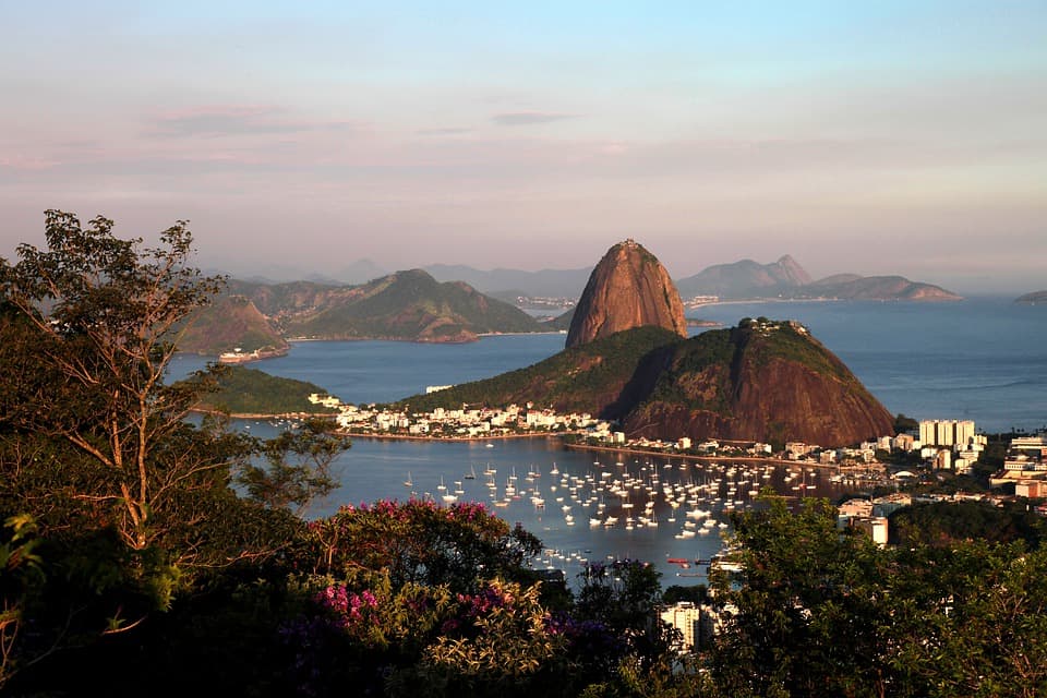 Sugar Loaf Rio, 1. Sugar Loaf, 2. Cristo Redentor, 3. Karnaval Rio de Janeiro, 4. Air Terjun Iguazu, 5. Copacabana, 6. Hutan Hujan Amazon, 7. Pelourinho, 8. Pantai Pernambuco, 9. Belo Horizonte, 10. Museum Kesenian Sao Paulo