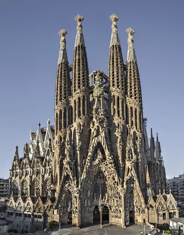 Sagrada Familia, 1. Alhambra, 2. Masjid Kordoba, 3. Sagrada Familia, 4. Paseo del Arte, 5. San Lorenzo de El Escorial, 6. Museum Guggenheim, 7. Plaza Mayor, 8. Ciudad de las Artes y las Ciencias, 9. La Rambla, 10. El Teide