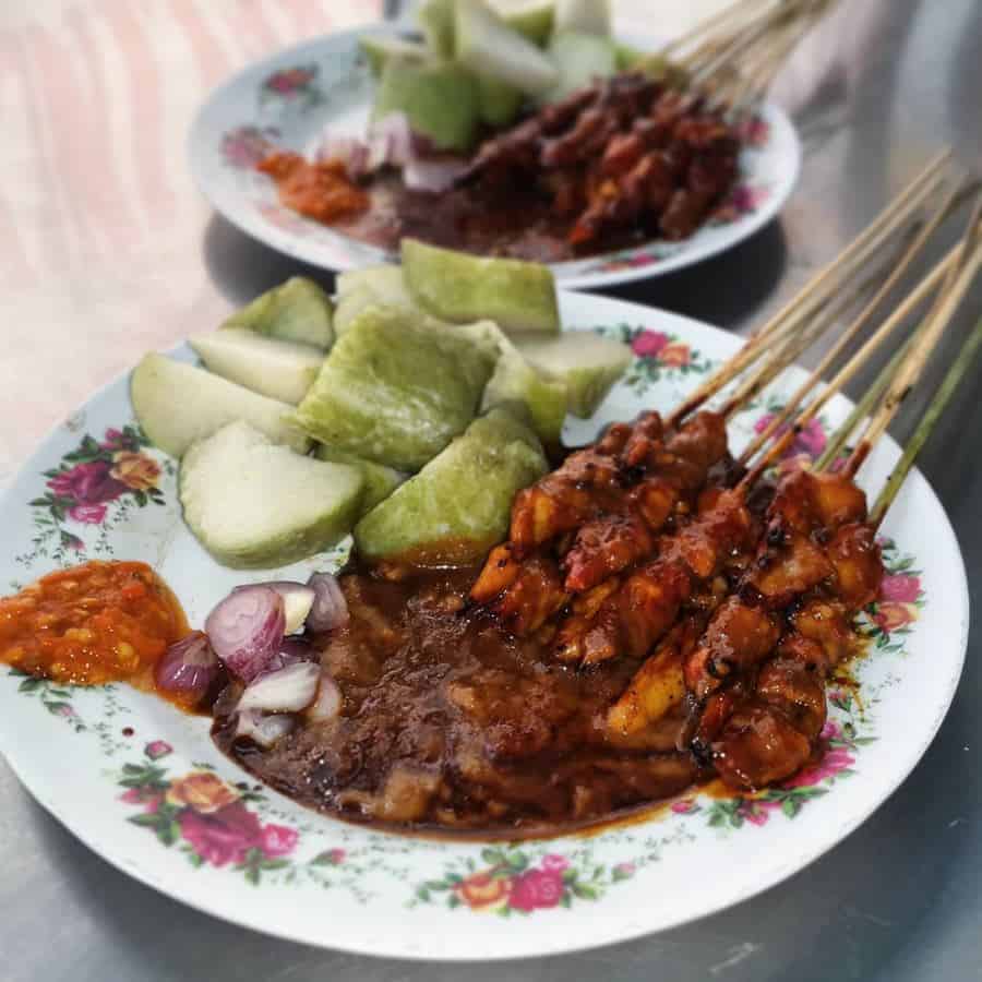 Sate Kelinci, 1. Bakso Malang, 2. Orem-orem, 3. Cwie Mie, 4. Rawon, 5. Sate Kelinci, 6. Tempe Mendol, 7. Pecel Pincuk, 8. Sego Goreng Mawut, 9. Angsle, 10. Ketan Bubuk