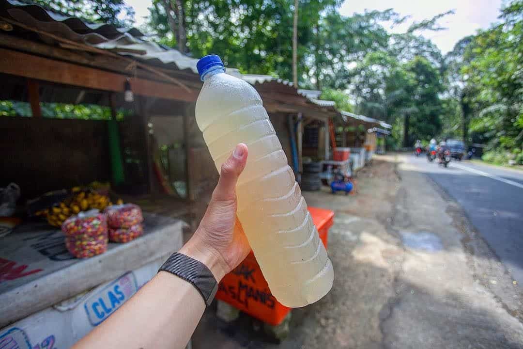 Tuak Manis Lombok, 1. Mutiara, 2. Dodol Rumput Laut, 3. Kain Songket Sasak, 4. Telur Asin Bakar, 5. Anyaman Ketak, 6. Tuak Manis Lombok, 7. Kendi Maling, 8. Susu Kuda Liar, 9. Kerajinan Cukli, 10. Terasi Lombok