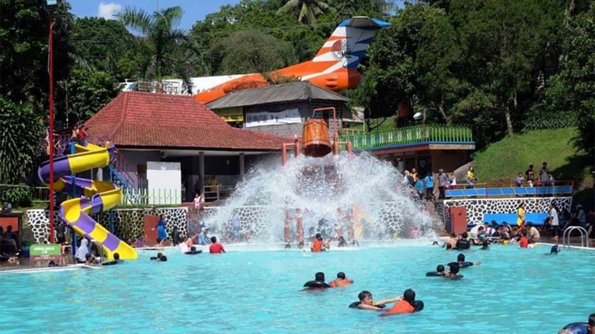 Taman Kyai Langgeng, 1. Candi Mendut, 2. Gereja Ayam (Bukit Rhema), 3. Punthuk Setumbu, 4. Candi Pawon, 5. Ketep Pass, 6. Air Terjun Kedung Kayang, 7. Pinusan Kragilan, 8. Taman Kyai Langgeng, 9. Pemandian Air Hangat Candi Umbul, 10. Desa Wisata Candirejo