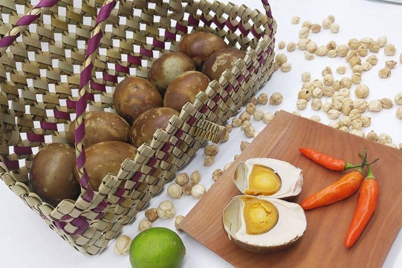 Telur Asin Bakar, 1. Mutiara, 2. Dodol Rumput Laut, 3. Kain Songket Sasak, 4. Telur Asin Bakar, 5. Anyaman Ketak, 6. Tuak Manis Lombok, 7. Kendi Maling, 8. Susu Kuda Liar, 9. Kerajinan Cukli, 10. Terasi Lombok