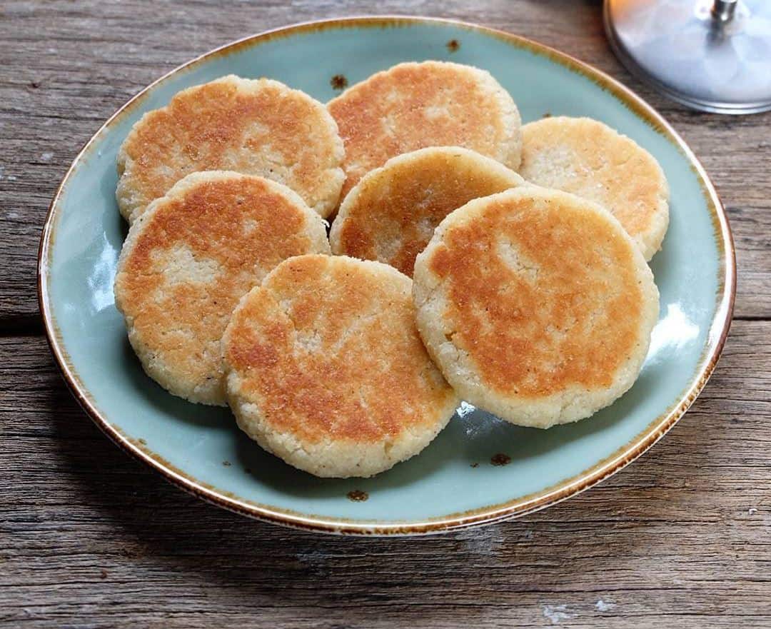Wingko Babat, 2. Madu Mongso, 3. Pudak, 4. Ledre, 5. Wingko Babat, 6. Jenang Mirah, 7. Opak Gambir, 8. Getuk Pisang, 9. Kue Geti, 10. Keripik Apel