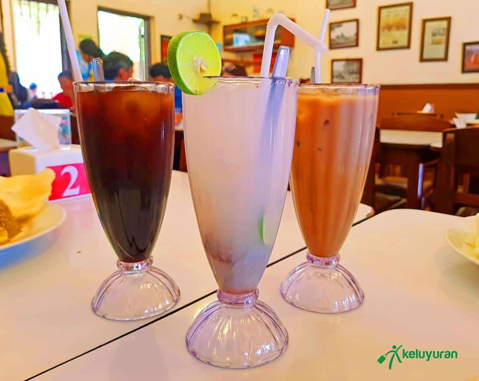 es kopi warkop purnama, Menu di Warung Kopi Purnama, Harga Makanan dan Minuman, Suasana di Warung Kopi Purnama, Lokasi dan Jam Operasional