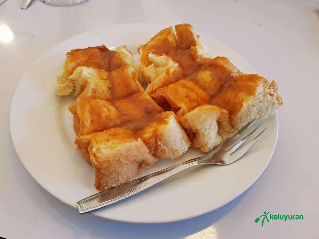 roti selai srikaya, Menu di Warung Kopi Purnama, Harga Makanan dan Minuman, Suasana di Warung Kopi Purnama, Lokasi dan Jam Operasional