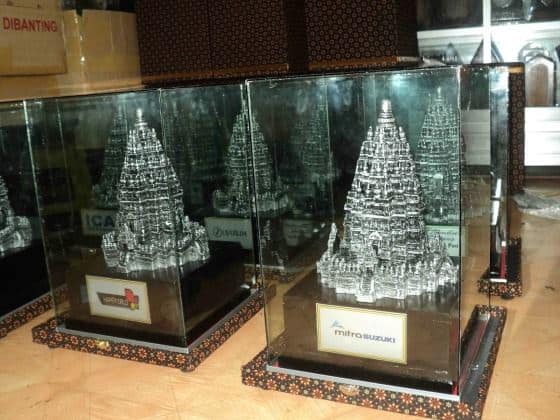 Miniatur Khas, 1. Batik, 2. Wayang, 4. Sambal Khas, 5. Miniatur Khas, 7. Olahan Makanan Khas, 8. Kain Tenun, 9. Pahatan Kayu, 10. Kerajinan Kulit