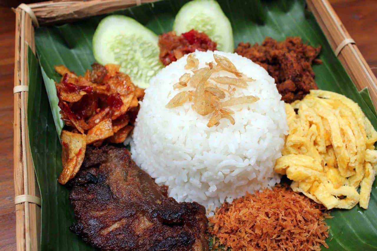 Nasi Langgi, 1. Tahu Hasan (Tahu Aci), 2. Sega Lengko, 3. Rujak Teplak, 4. Kemronyos, 5. Tahu Upil, 6. Kupat Bongkok, 7. Kupat Glabed, 8. Nasi Bogana, 9. Nasi Ponggol, 10. Nasi Langgi, 11. Glotak, 12. Soto Sedap Malam Jenggot