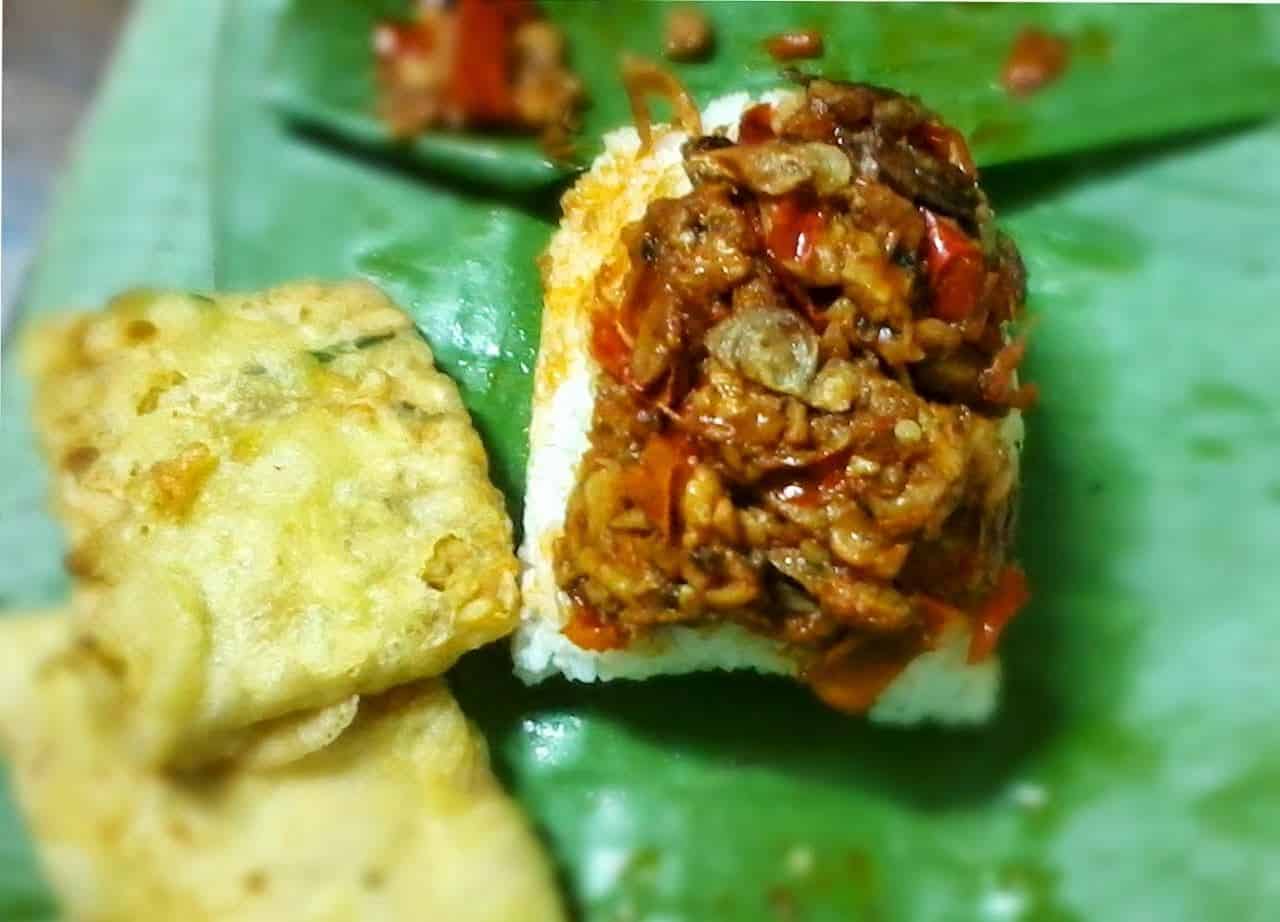Nasi Ponggol, 1. Tahu Hasan (Tahu Aci), 2. Sega Lengko, 3. Rujak Teplak, 4. Kemronyos, 5. Tahu Upil, 6. Kupat Bongkok, 7. Kupat Glabed, 8. Nasi Bogana, 9. Nasi Ponggol, 10. Nasi Langgi, 11. Glotak, 12. Soto Sedap Malam Jenggot
