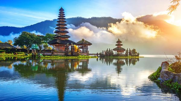 Bali, Indonesia, 1. Maladewa, 2. Bora-bora, 3. Palawan, Filipina, 4. Pulau Galapagos, Ekuador, 5. Santorini, Yunani, 6. Crete, Yunani, 7. Seychelles, 8. Bali, Indonesia, 10. Moorea, Polinesia Perancis
