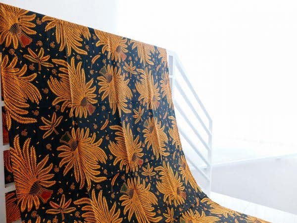 Batik Oleh-oleh Khas Indonesia, 1. Batik, 2. Wayang, 4. Sambal Khas, 5. Miniatur Khas, 7. Olahan Makanan Khas, 8. Kain Tenun, 9. Pahatan Kayu, 10. Kerajinan Kulit