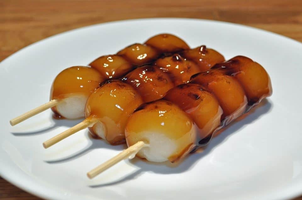 Dango, 1. “Taiyaki” Kue Berbentuk Ikan, 2. “Dango” Cilok ala Negeri Sakura, 3. “Senbei” si Kerupuk Jepang, 4. Tohato Chocobi Chocolate, 5. Tokyo Banana Cake, 6. Pringles Aneka Rasa, 7. “Kiritanpo” Sate Ketan, 8. “Melon Pan” Cemilan Roti yang Manis, 9. Cookies Semangka yang Crunchy, 10. Keripik Kentang ala KFC