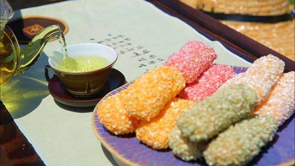 Gangjeong, 1. Bungeo-ppang, 2. Hotteok, 3. Kkul-tarae, 4. Yakgwa, 5. Bupyeon, 6. Dasik, 7. Bukkumi, 8. Yumilgwa, 9. Yaksik, 10. Hwangnam, 11. Gangjeong, 12. Jeonggwa