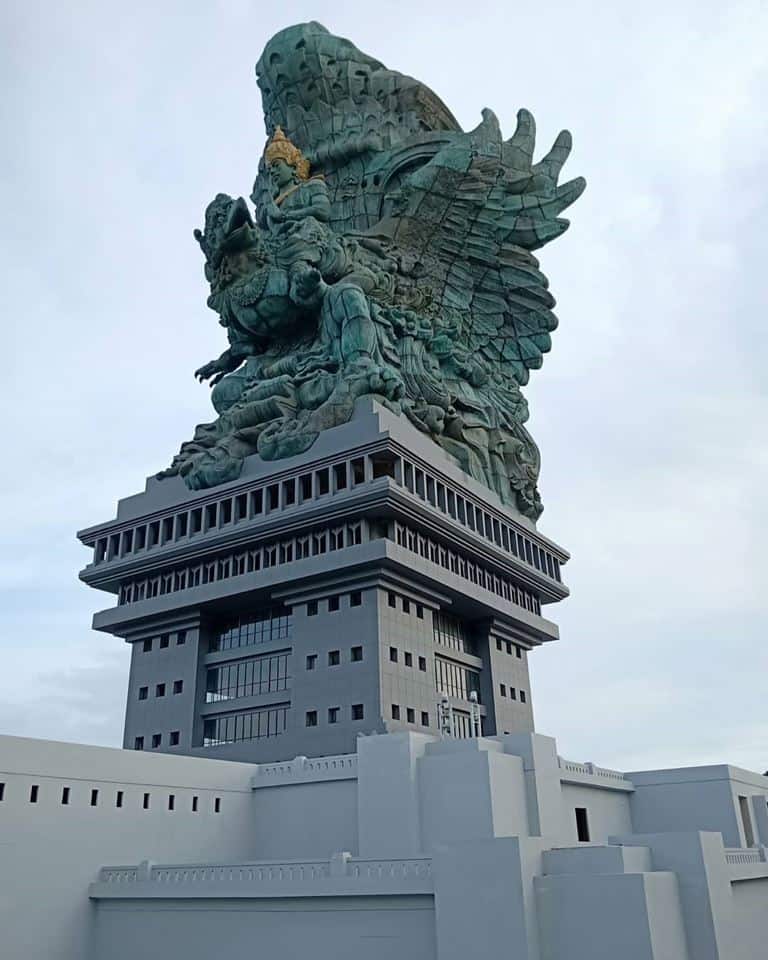 3. Patung Yesus Memberkati, 4. Patung Maria Bunda Segala Bangsa – Maumere, 5. Patung Yesus Burake – Tana Toraja, 6. Patung Bunda Maria Assumpta, 7. Patung Kwan Sing Tee Koen - Tuban, 8. Patung Dewi Kwan Im – Pematang Siantar, 9. Patung Dirgantara, 10. Patung Pembebasan Irian Barat