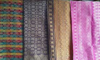 Kain Tenun, 1. Batik, 2. Wayang, 4. Sambal Khas, 5. Miniatur Khas, 7. Olahan Makanan Khas, 8. Kain Tenun, 9. Pahatan Kayu, 10. Kerajinan Kulit