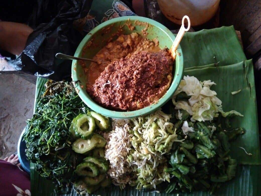 Rujak Teplak, 1. Tahu Hasan (Tahu Aci), 2. Sega Lengko, 3. Rujak Teplak, 4. Kemronyos, 5. Tahu Upil, 6. Kupat Bongkok, 7. Kupat Glabed, 8. Nasi Bogana, 9. Nasi Ponggol, 10. Nasi Langgi, 11. Glotak, 12. Soto Sedap Malam Jenggot