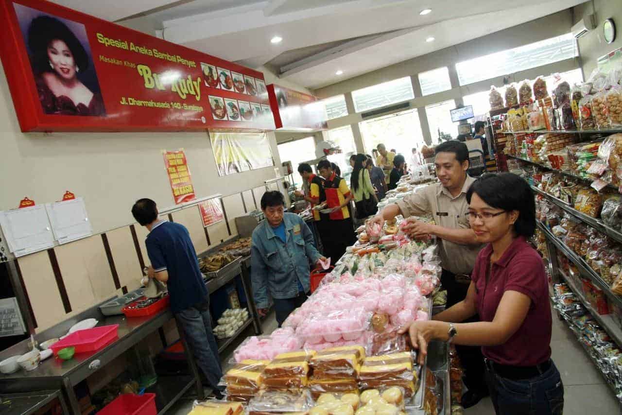 Sambal Bu Rudy, 1. Toko Oleh-Oleh Panen Raya Surabaya, 2. Toko Bhek Putra, 3. Toko Wisata Rasa, 4. Pasar Turi, 5. Pasar Genteng Baru Surabaya, 6. Sambal Bu Rudy, 7. Sirop Mangrove Bogem, 8. Bunarendang, 9. Spikoe Resep Kuno, 10. Cak Cuk